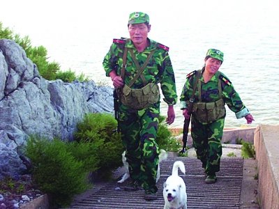 王仕花、王继才夫妇巡岛 王仕花、王继才夫妇巡岛