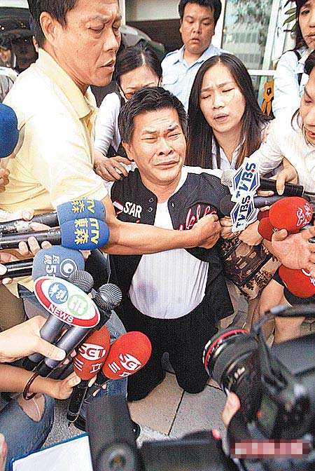 澎恰恰在光碟案爆发后曾下跪求媒体放过他 澎恰恰在光碟案爆发后曾下跪求媒体放过他