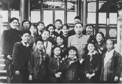 周恩来邓颖超接见东风剧团,左三为牛淑贤。 周恩来邓颖超接见东风剧团,左三为牛淑贤。