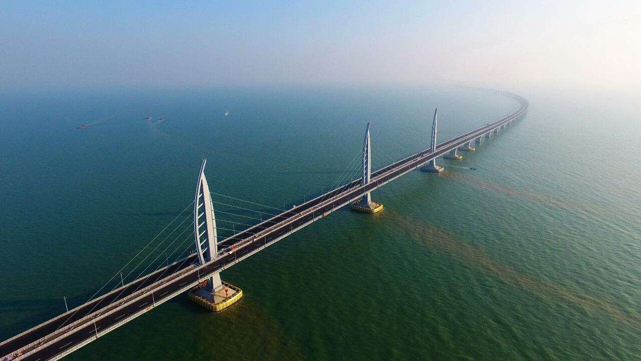 港珠澳大桥江海直达船通航桥“海豚三塔”景观 港珠澳大桥江海直达船通航桥“海豚三塔”景观