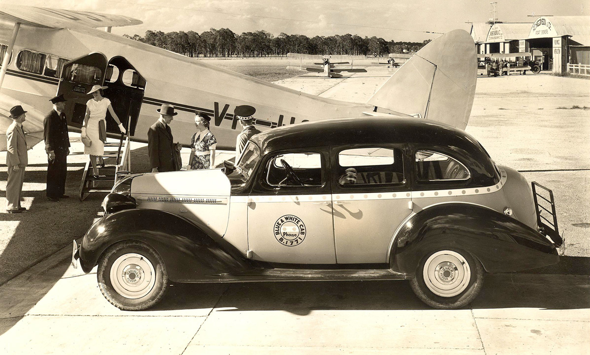1935年型号为DH86的旅客到达机场 1935年型号为DH86的旅客到达机场
