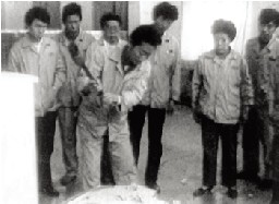 用大锤亲自砸毁76台有缺陷的冰柜 用大锤亲自砸毁76台有缺陷的冰柜