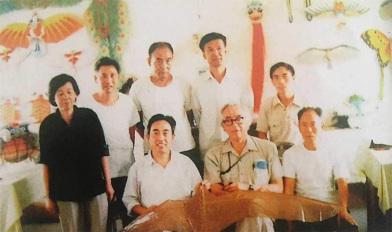 1983年美国人大卫与潍坊工美风筝艺人合影 1983年美国人大卫与潍坊工美风筝艺人合影
