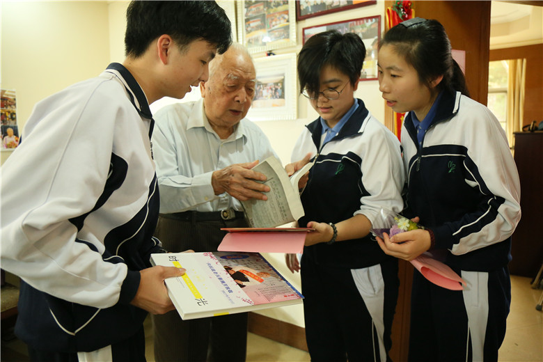 探望抗战老兵