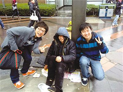 “犀利哥”成名后,有网友自称在街上偶遇了他,并与之合影 “犀利哥”成名后,有网友自称在街上偶遇了他,并与之合影