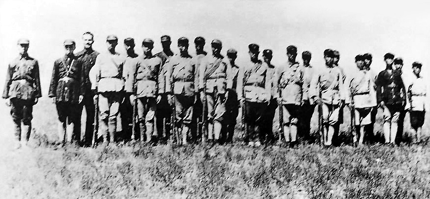 埃德加·斯诺与强渡大渡河官兵合影(1936) 埃德加·斯诺与强渡大渡河官兵合影(1936)
