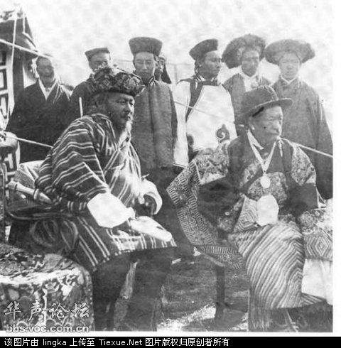 1911年乌颜·旺楚克与锡金国王杜托郎加(右)在德里觐见乔治五世 1911年乌颜·旺楚克与锡金国王杜托郎加(右)在德里觐见乔治五世