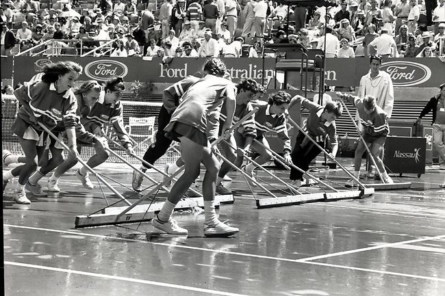 1988年球童在清理雨后的场地 1988年球童在清理雨后的场地