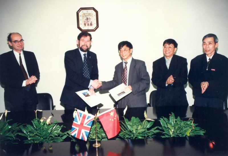 深圳大学与英国女王大学签约 深圳大学与英国女王大学签约