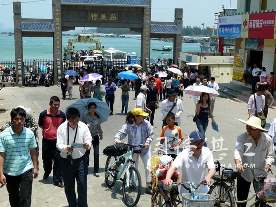 一批批游客拥上生态特呈岛上 一批批游客拥上生态特呈岛上