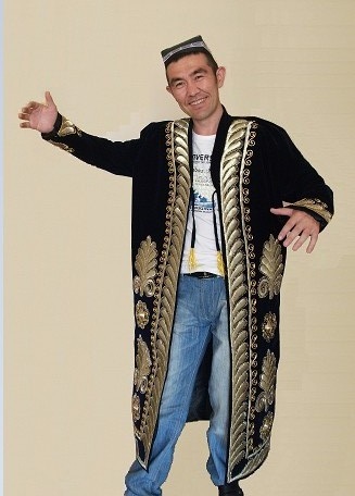 乌孜别克族青年男子服装 乌孜别克族青年男子服装