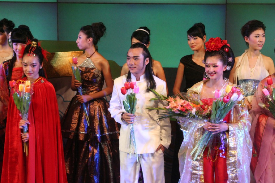 在《概念四大美女》中饰演男主角 在《概念四大美女》中饰演男主角
