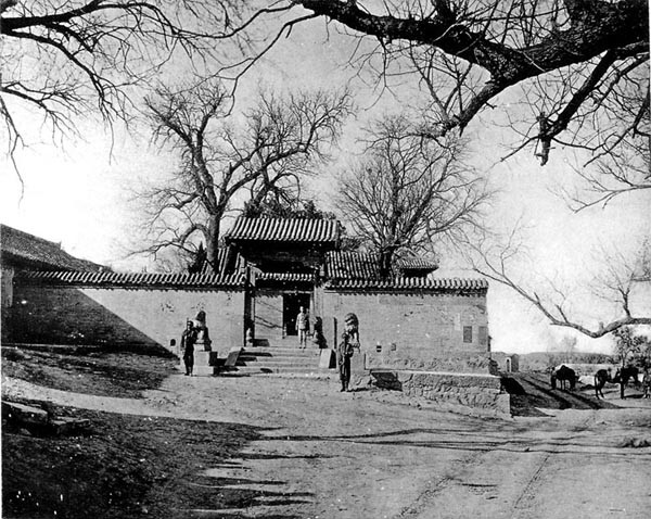 1901年,北京牛栏山,清军占据的寺院。 1901年,北京牛栏山,清军占据的寺院。