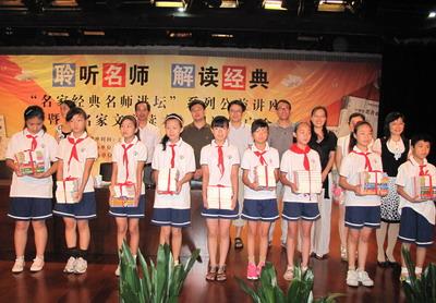 浙少社为民工子弟捐赠图书 浙少社为民工子弟捐赠图书