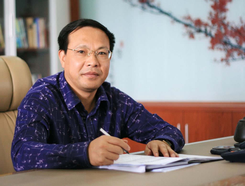 现任回浦中学校长——李小冬 现任回浦中学校长——李小冬