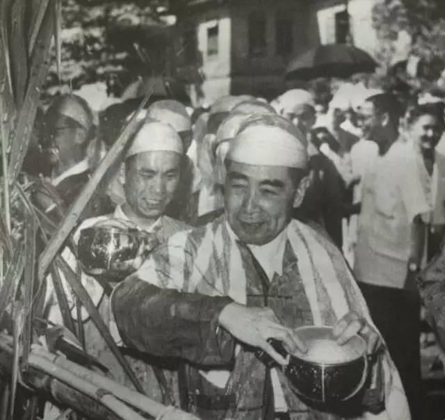 1960年周恩来访缅时,同缅甸人民欢庆泼水节 1960年周恩来访缅时,同缅甸人民欢庆泼水节