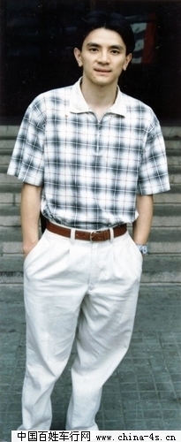 此照1996年8月9日罗付雄鹰摄于北京国家体委训练局运动员宿舍外 此照1996年8月9日罗付雄鹰摄于北京国家体委训练局运动员宿舍外