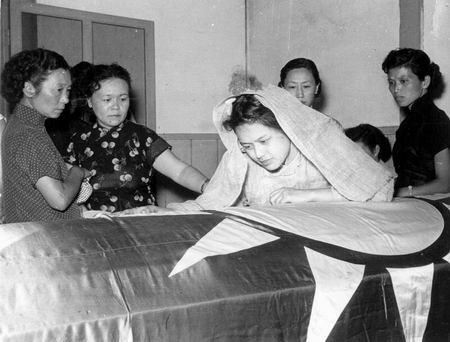 1954年汤恩伯丧礼家属围在棺木旁 1954年汤恩伯丧礼家属围在棺木旁