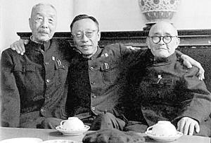 鹿锺麟(左)、溥仪(中)和熊秉坤 鹿锺麟(左)、溥仪(中)和熊秉坤