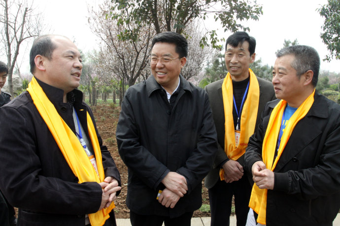 洛阳市委书记毛万春(左二)车炳恆(右一) 洛阳市委书记毛万春(左二)车炳恆(右一)