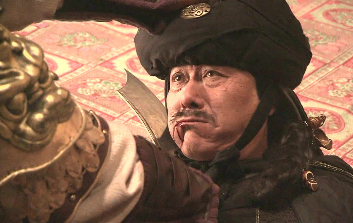 李元芳伸手提起乌勒质的头颅,一刀割下 李元芳伸手提起乌勒质的头颅,一刀割下