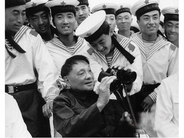 1979年8月2日邓小平视察济南号105驱逐舰 1979年8月2日邓小平视察济南号105驱逐舰