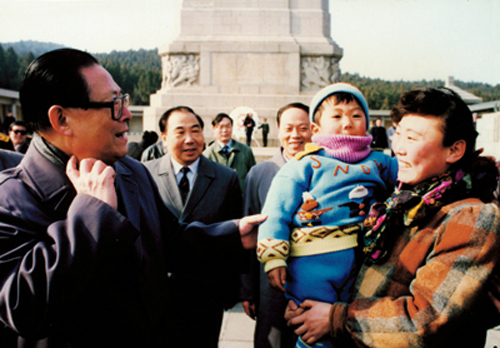 1992年,国家主席江泽民参观淮塔时与徐州市民交谈 1992年,国家主席江泽民参观淮塔时与徐州市民交谈