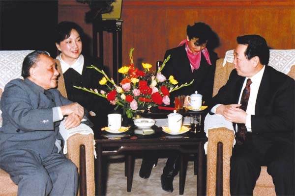 谢国民(右) 谢国民(右)