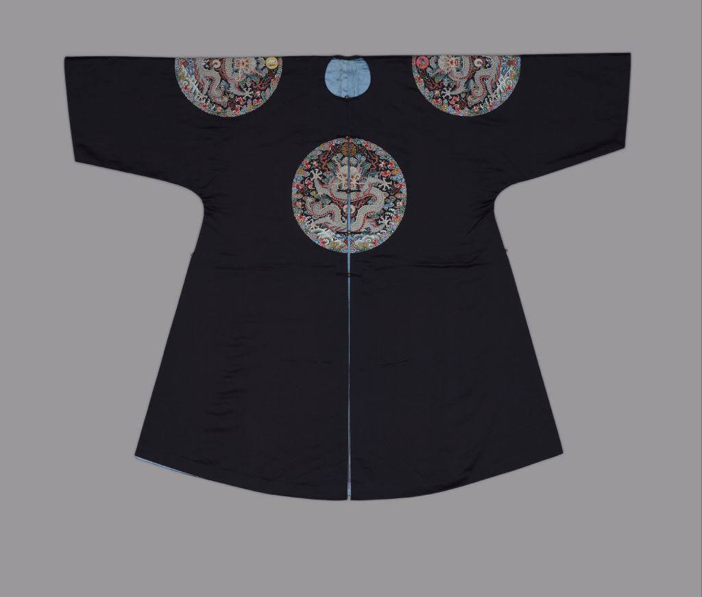 清石青色缎缉米珠绣四团云龙夹衮服(清乾隆石青色缎缉米珠绣四团云龙夹衮服) 清石青色缎缉米珠绣四团云龙夹衮服(清乾隆石青色缎缉米珠绣四团云龙夹衮服)