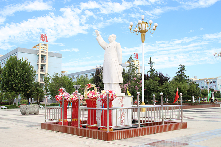 渭南轨道交通运输学校主席塑像 渭南轨道交通运输学校主席塑像