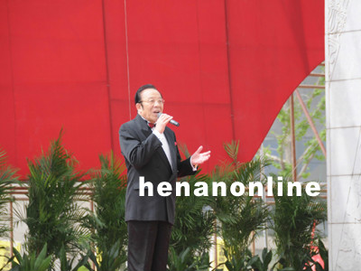 杨洪基激情演唱《滚滚长江东逝水》 杨洪基激情演唱《滚滚长江东逝水》