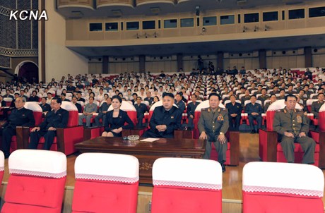 金正恩等观看 金正恩等观看