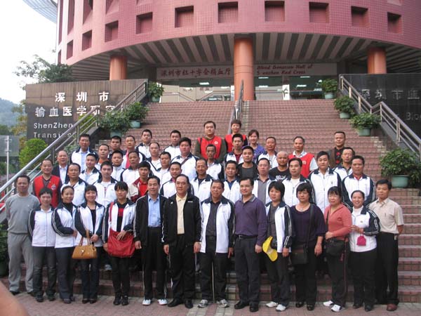 献血者参观深圳市血液中心 献血者参观深圳市血液中心