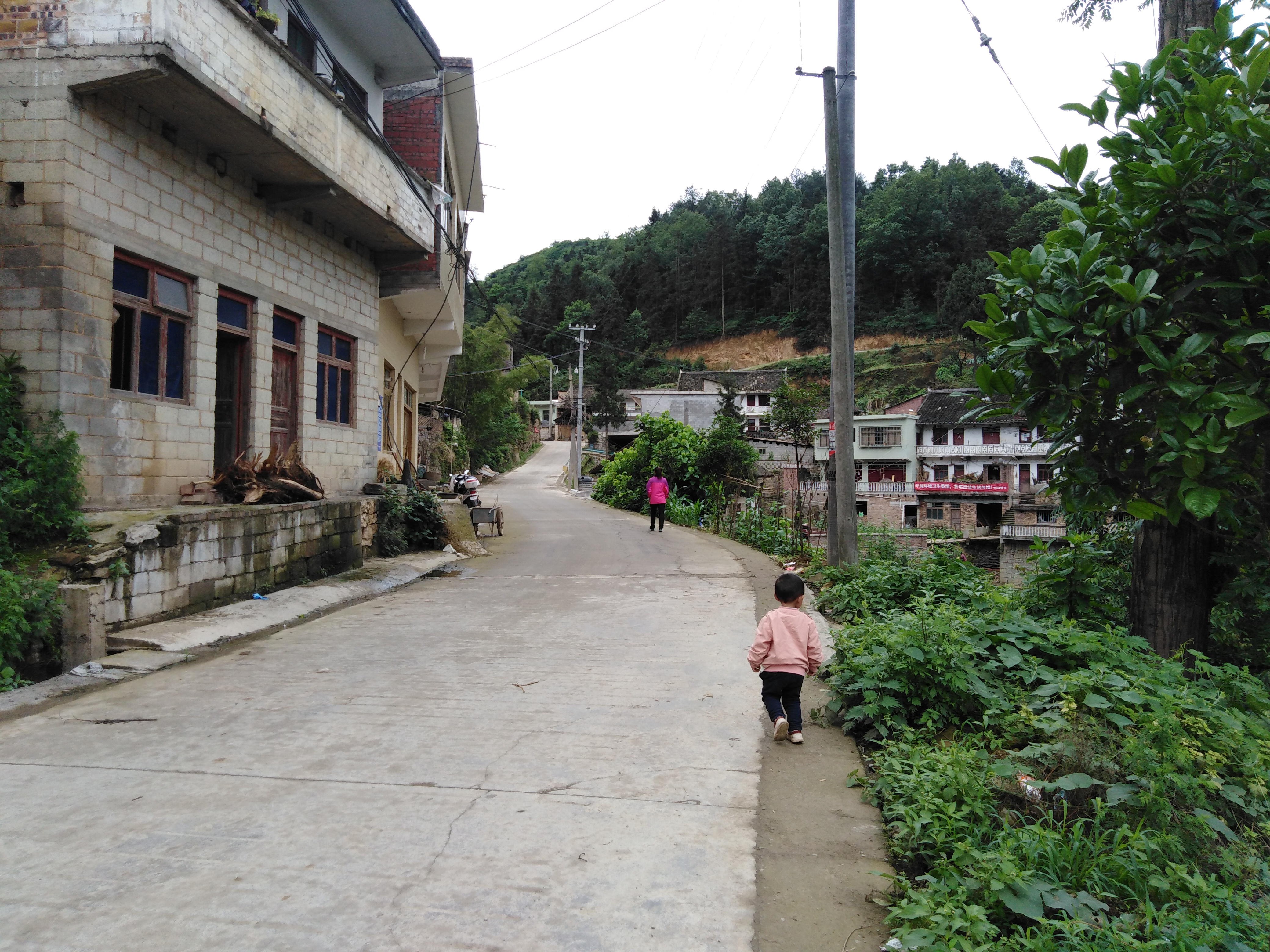 清普公路经过晓沟村岩头组 清普公路经过晓沟村岩头组