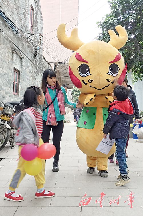 均禾街吉祥物喷火龙颇受小朋友喜爱 均禾街吉祥物喷火龙颇受小朋友喜爱