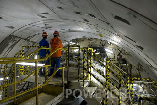 2016年在派墨农村公路多雄拉隧道施工运行中的TBM 2016年在派墨农村公路多雄拉隧道施工运行中的TBM
