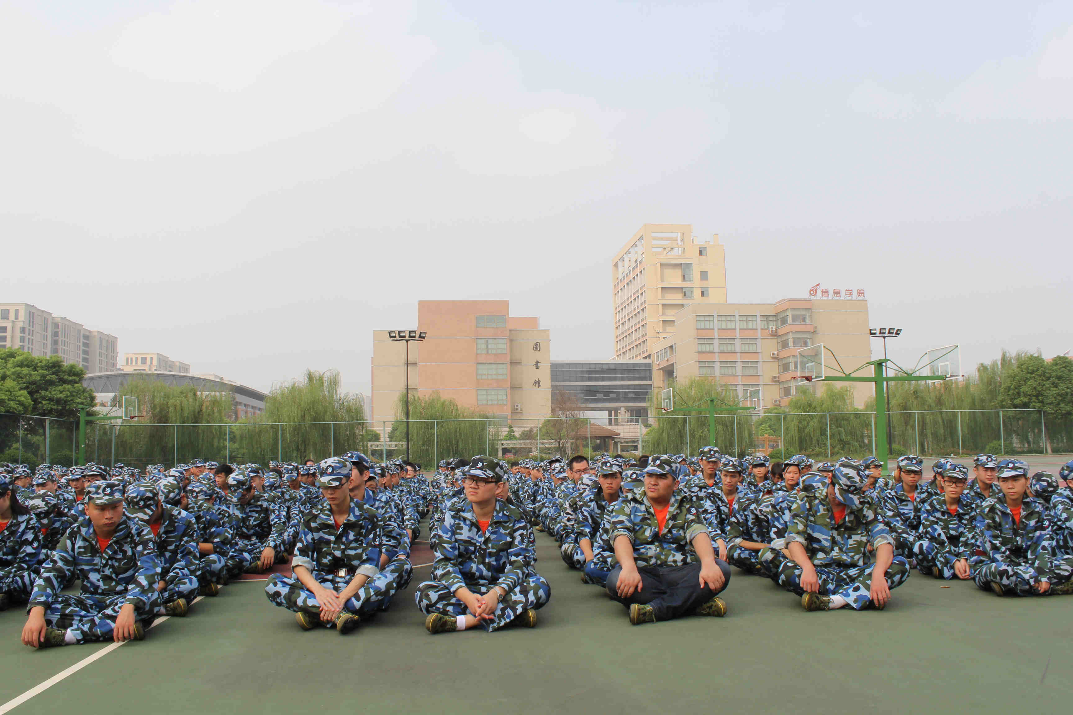 学校军训 学校军训