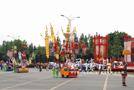 吴川飘色参加国际非遗节开幕式巡游彩排 吴川飘色参加国际非遗节开幕式巡游彩排